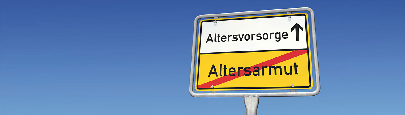 Ein Verkehrsschild, das auf "Altersvorsorge" hinweist und "Altersarmut" durch ein rotes Kreuz streicht.